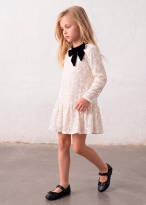 Vestido para niña en color soja de la marca Mayoral, ideal para celebraciones y paseos.